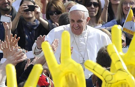 Papa Francisco vuelve a sorprender a peregrinos