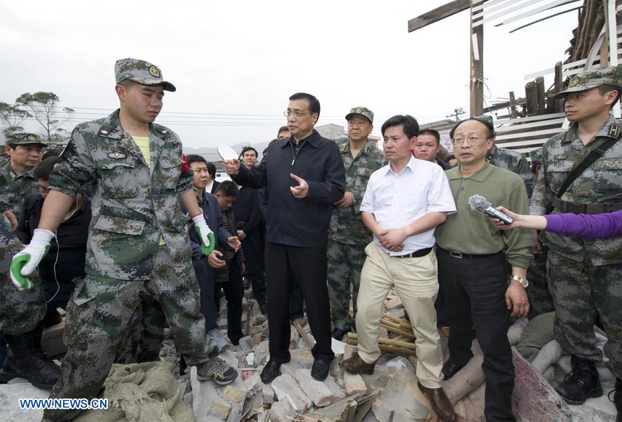 RESUMEN: Premier chino visita área de sismo 7