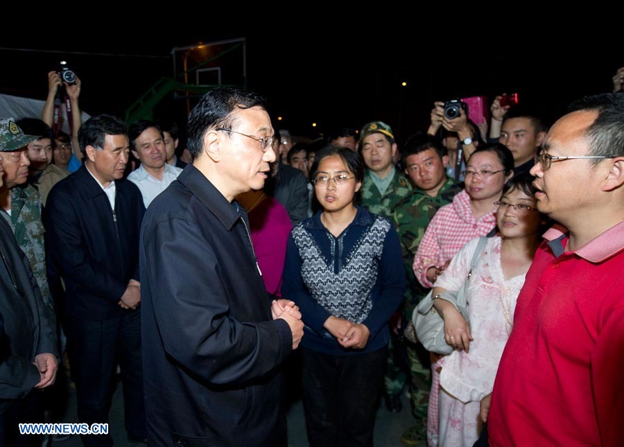 RESUMEN: Premier chino visita área de sismo 3