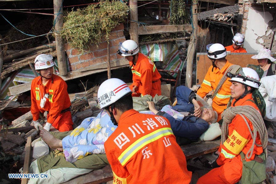 Bomberos rescatan a 93 sobrevivientes de sismo  6