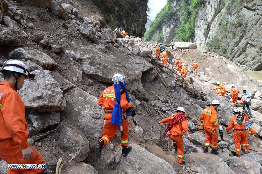 Bomberos rescatan a 93 sobrevivientes de sismo 4
