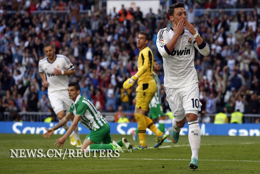 Fútbol: Real Madrid gana 3-1 a Betis pero sufre dos bajas por lesión 