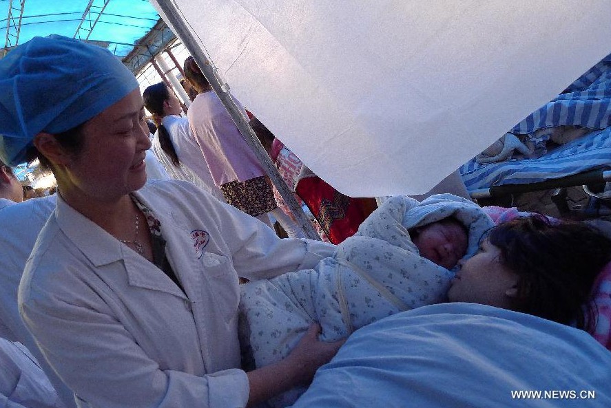 Bebé nacido justo después del terremoto en suroeste de China (2)