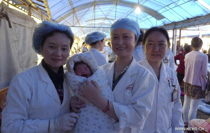 Bebé nacido justo después del terremoto en suroeste de China (3)