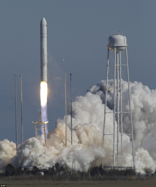 EEUU lanza con éxito cohete no tripulado para suministro de estación espacial