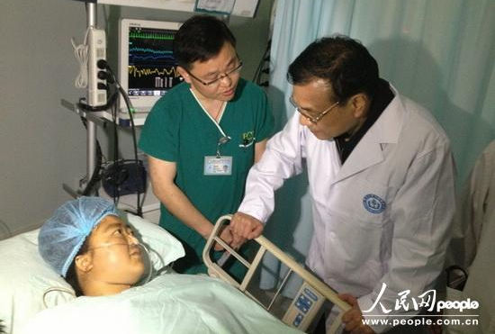Primer ministro chino visita en hospital a heridos por fuerte sismo