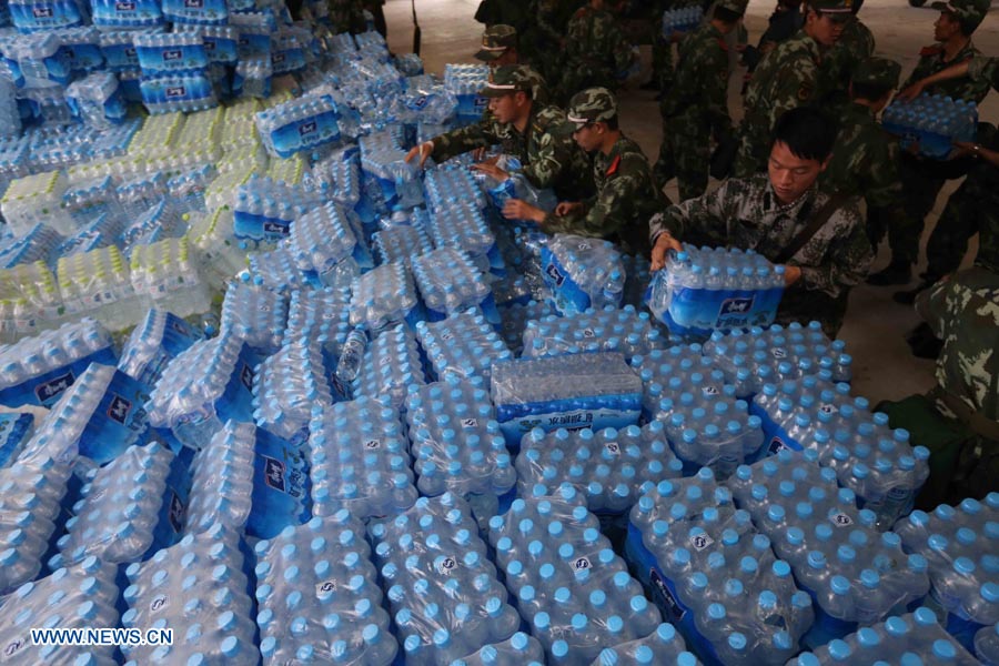 Damnificados de sismo en China necesitan agua potable con urgencia
