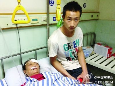 1. En el poblado de Xijiang, duramente afectado por el sismo, Wang Jiaoxiong (19) desentierra a su madre que fue aplastada por una pared.