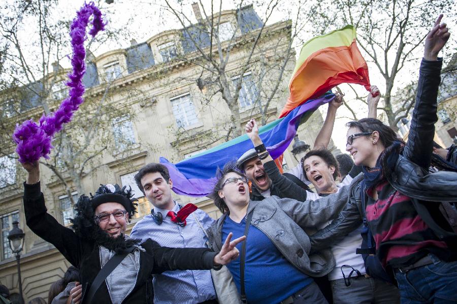 Parlamento francés aprueba matrimonios homosexuales