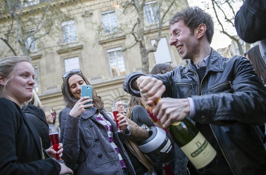 Parlamento francés aprueba matrimonios homosexuales