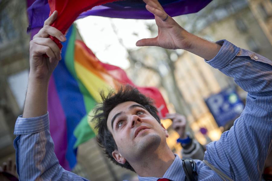Parlamento francés aprueba matrimonios homosexuales