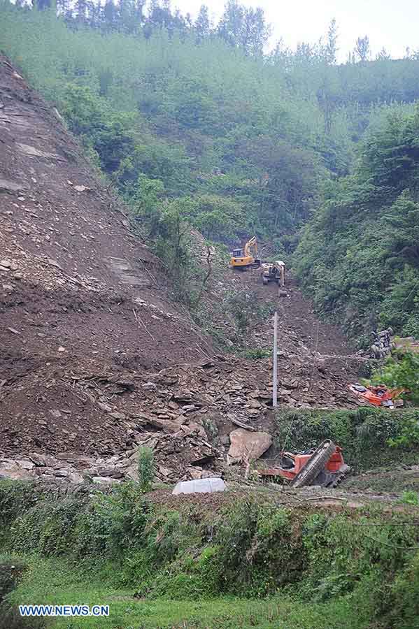 Desprendimiento de tierra deja 9 muertos en suroeste de China