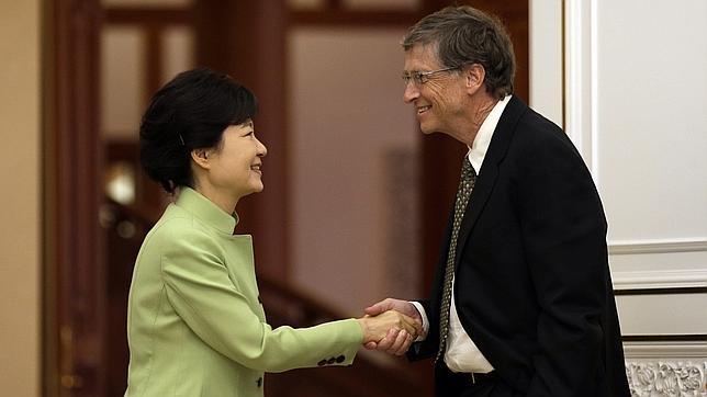 Falta de respeto a la presidenta coreana el saludo con una mano dentro del bolsillo por parte de Bill Gates
