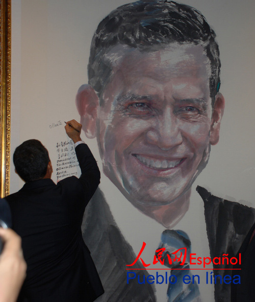 Presidente Humala firma en el retrato suyo