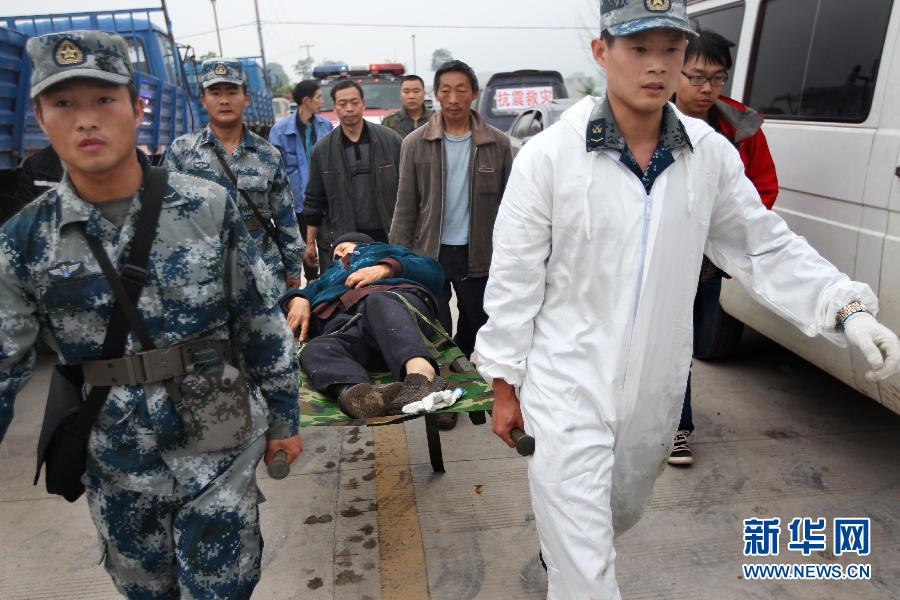 Rescatan a 150 supervivientes en 72 horas posteriores al terremoto en Lushan