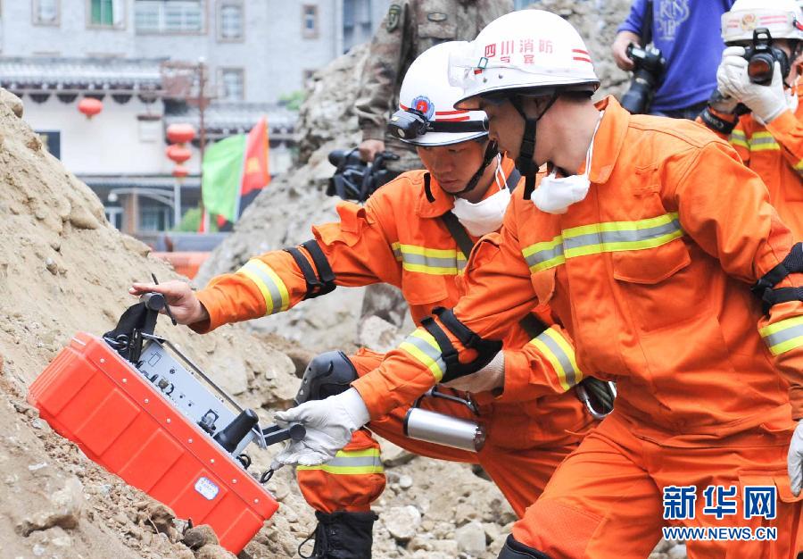 Rescatan a 150 supervivientes en 72 horas posteriores al terremoto en Lushan