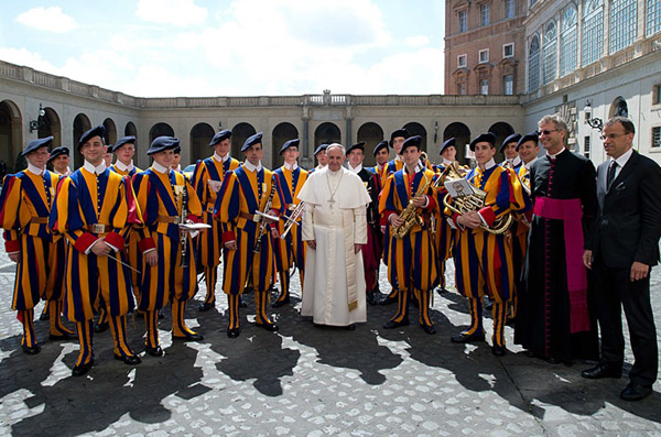 Papa Francisco ofrece silla y comida a un guardia