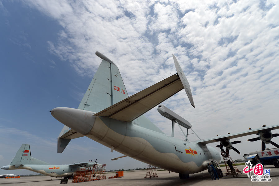 China envía avión de alerta temprana a zona de sismo (3)