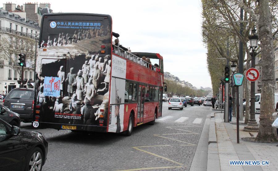 Bus turístico en París presenta el encanto del turismo de China 3