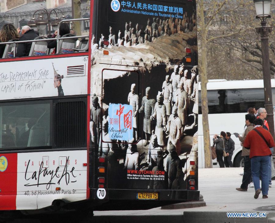 Bus turístico en París presenta el encanto del turismo de China 2
