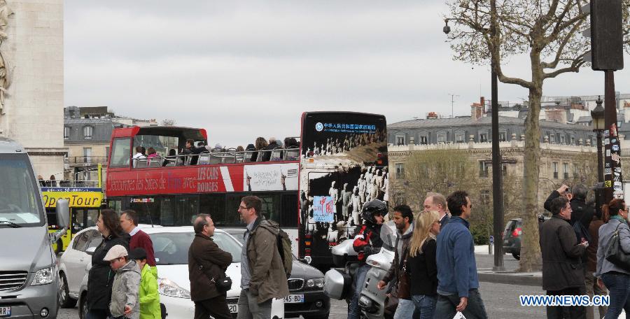 Bus turístico en París presenta el encanto del turismo de China 6