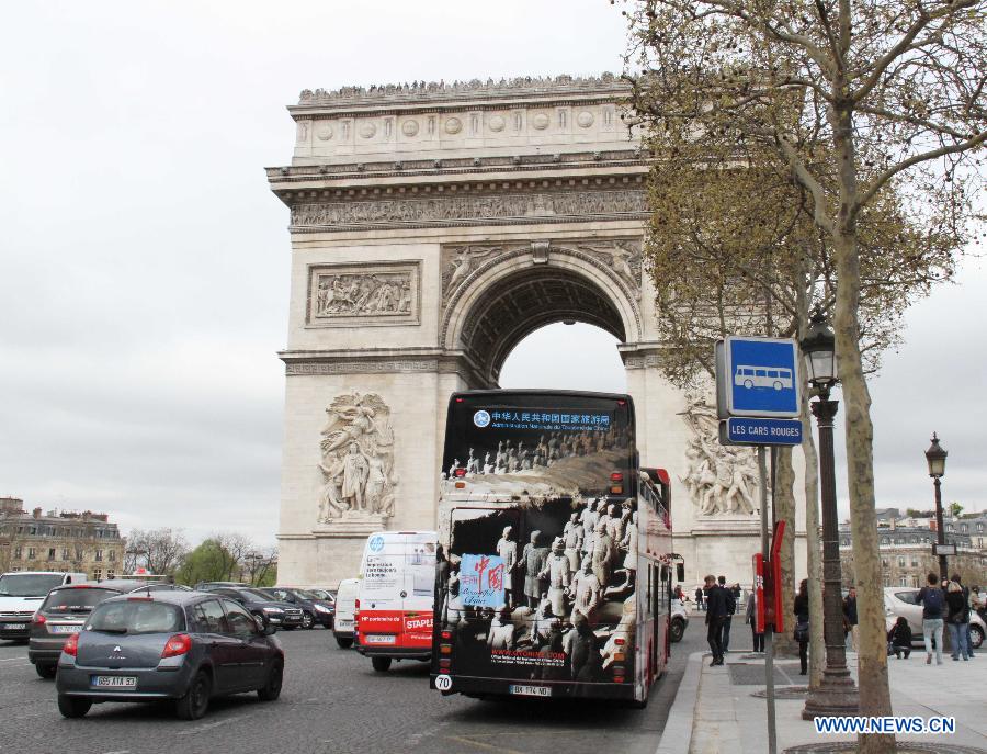 Bus turístico en París presenta el encanto del turismo de China 5