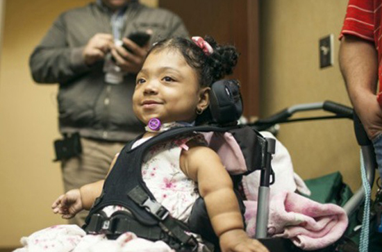La medicina experimental devuelve la esperanza a una niña 'sin huesos' en EE.UU.