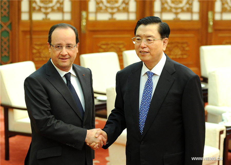 Máximo legislador chino se reúne con presidente de Francia