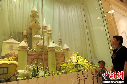 Fabrican un pastel de cuento de hadas de 46.000 yuanes en Chongqing