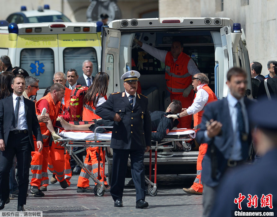 Tiroteo frente a la oficina del primer ministro de Italia deja 3 heridos 6