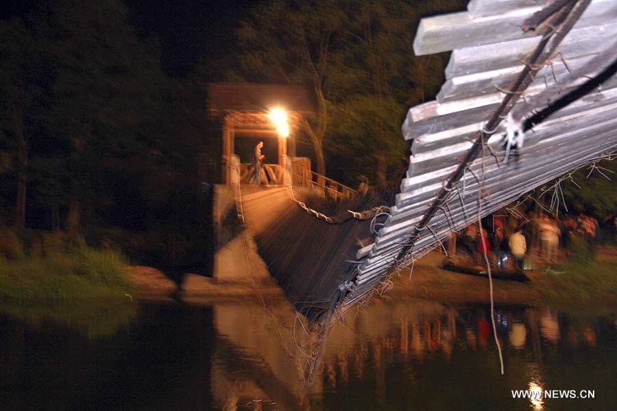 Rescatan a mayoría de turistas tras caída de puente en China