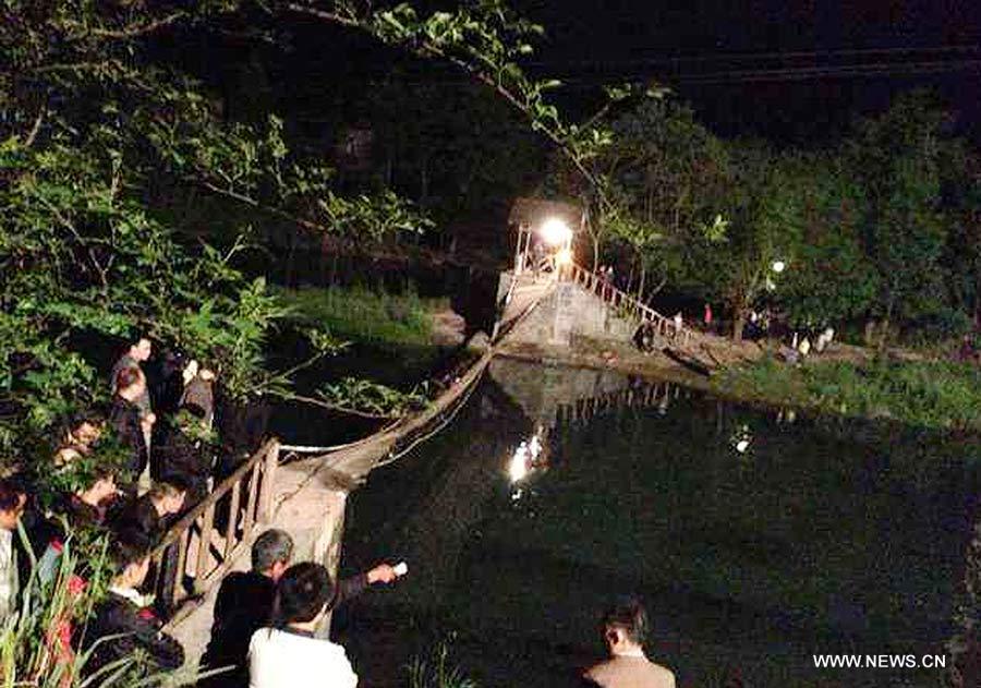 Rescatan a mayoría de turistas tras caída de puente en China