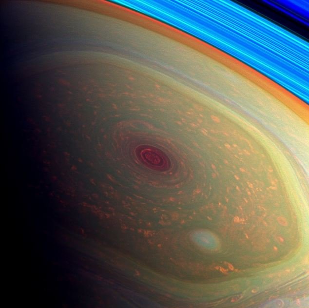 NASA toma fotos de huracán en Saturno