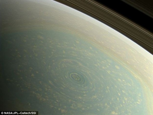 NASA toma fotos de huracán en Saturno
