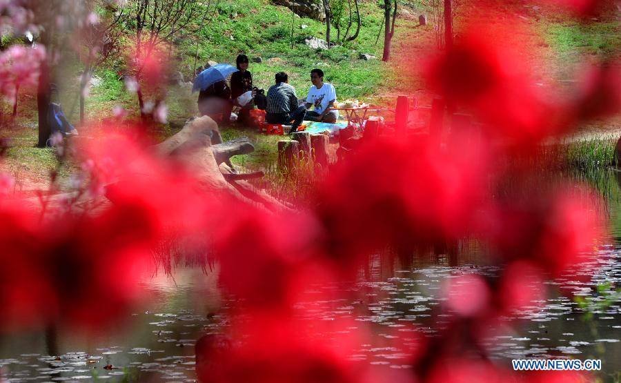 Turistas disfrutan de la Fiesta Internacional de los Trabajadores en Pekín 6