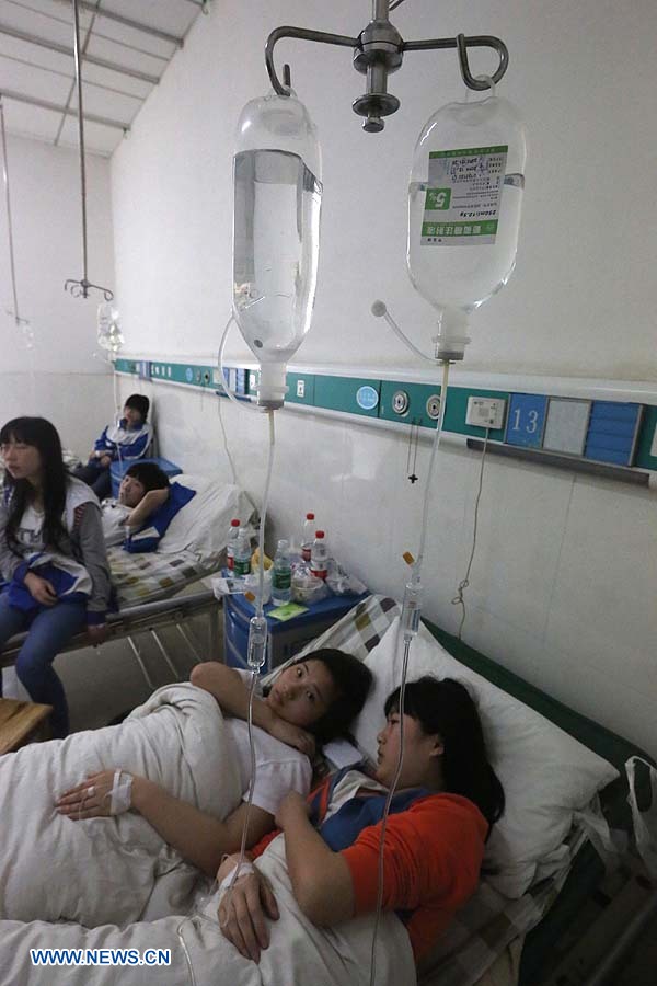 Hospitalizan a 73 estudiantes por intoxicación con alimentos en centro de China