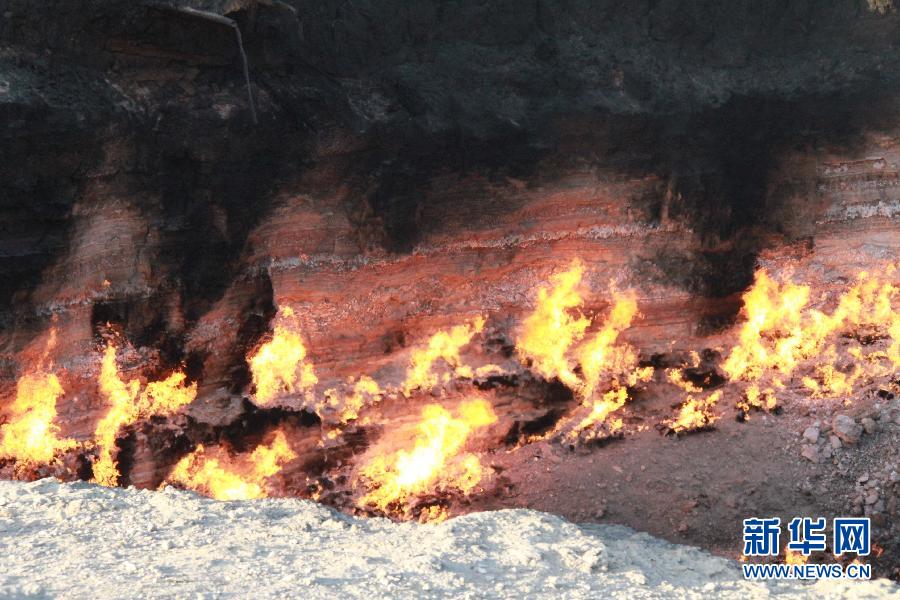 “Las puertas del infierno” continúan expulsando lava después de 40 años (2)