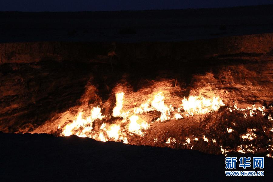 “Las puertas del infierno” continúan expulsando lava después de 40 años (3)