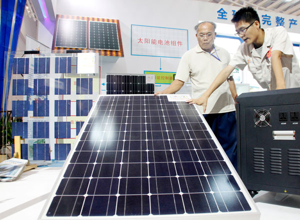 Paneles solares en una exposición en Haikou, provincia de Hainan. Un funcionario del Ministerio de Comercio dijo que la Comisión Europea ha estado utilizando el caso de los paneles solares como moneda de cambio para buscar el compromiso de China en sectores específicos, tales como el de las telecomunicaciones. Shi Yan / China Daily