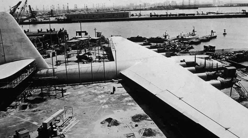 La locura de un millonarioEl H-4 Hércules del excéntrico hombre de negocios Howard Hughes tenía la envergadura más grande de la aviación de la época, pero su juguetito solo voló en contadas ocasiones. (Copyright: Imágenes Getty)