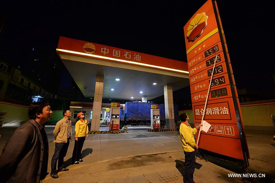 China aumenta ligeramente precios de gasolina y diesel