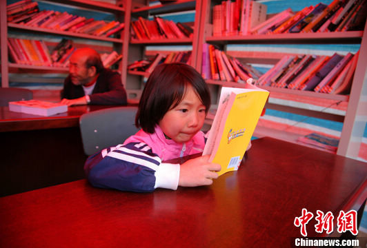 Popular biblioteca bajo tienda de campaña en Lushan 