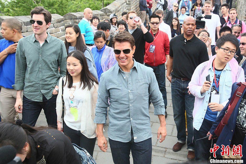 Tom Cruise llega a la Gran Muralla durante su visita para promocionar Oblivion