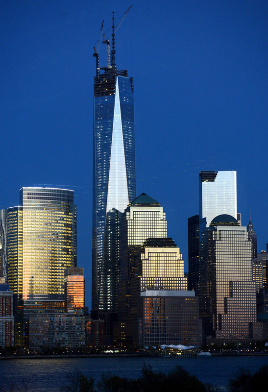 Nuevo edificio de World Trade Center alcanza altura simbólica