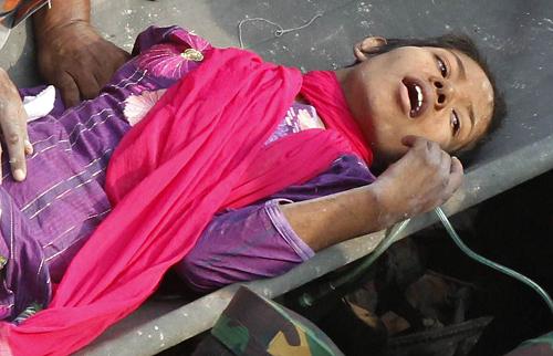 Rescatan con vida a mujer tras 17 días de colapso de fábricas de ropa en Bangladesh