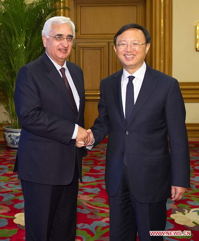 Consejero de Estado de China se reúne con canciller de India 