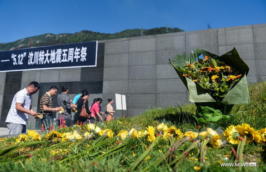 Chinos rinden homenaje a víctimas de terremoto de Wenchuan