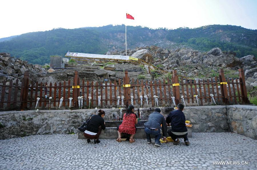 Chinos rinden homenaje a víctimas de terremoto de Wenchuan