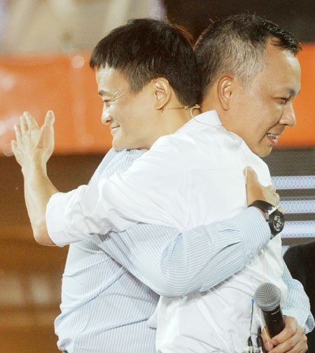 El ex director ejecutivo de Alibaba, Ma Yun, (mirando hacia la izquierda) abraza a su sucesor Lu Zhaoxi, también conocido como Jonathan Lu, en Hangzhou el viernes. [Foto: Dong Xuming / China Daily]
