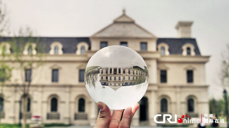 Reflejo del pabellón europeo en bola de cristal. (Foto: Shen Shi)